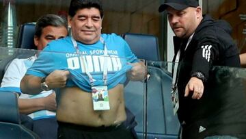 Maradona la grada del estadio San Petersburgo.