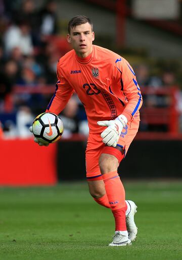 El joven ucraniano de 19 a?os ser¨ªa otra apuesta de futuro para el Real Madrid. Es el portero del FC Zorya Luhansk y de la Sub-21 de Ucrania. Debut¨® en la Liga ucraniana con 17 a?os.