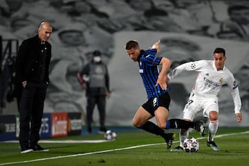 Zidane observa la jugada entre Pasalic y Lucas V¨¢zquez.