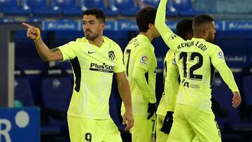 Luis Suárez celebra el 1-2 en el Alavés-Atlético.