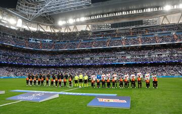 Respetuoso minuto de silencio en el Santiago Bernabéu en memoria de las víctimas de Marruecos y Libia.