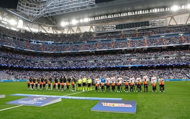 Respetuoso minuto de silencio en el Santiago Bernabéu en memoria de las víctimas de Marruecos y Libia.