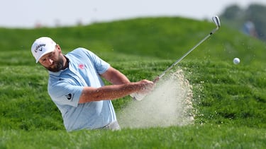 Jon Rahm sale de un bunker durante una práctica para el US Open.