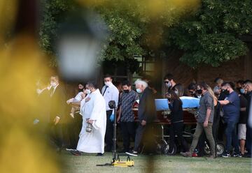El cortejo fúnebre, que terminó en el cementerio de Bella Vista, estuvo rodeado de decenas de aficionados. Una caravana de seguidores lo acompañó todo el camino.