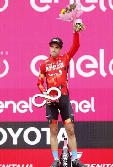Mikel Landa, con el trofeo de tercer clasificado del Giro de Italia.