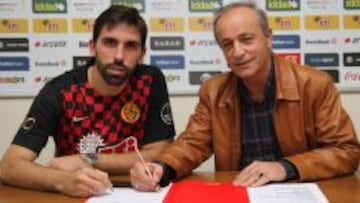 Jordi firma su nuevo contrato.