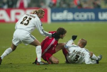 24/02/2004 Partido de ida de octavos de la Champions. Roberto Carlos replicó una dura entrada de Demichelis con un manotazo a la cara.