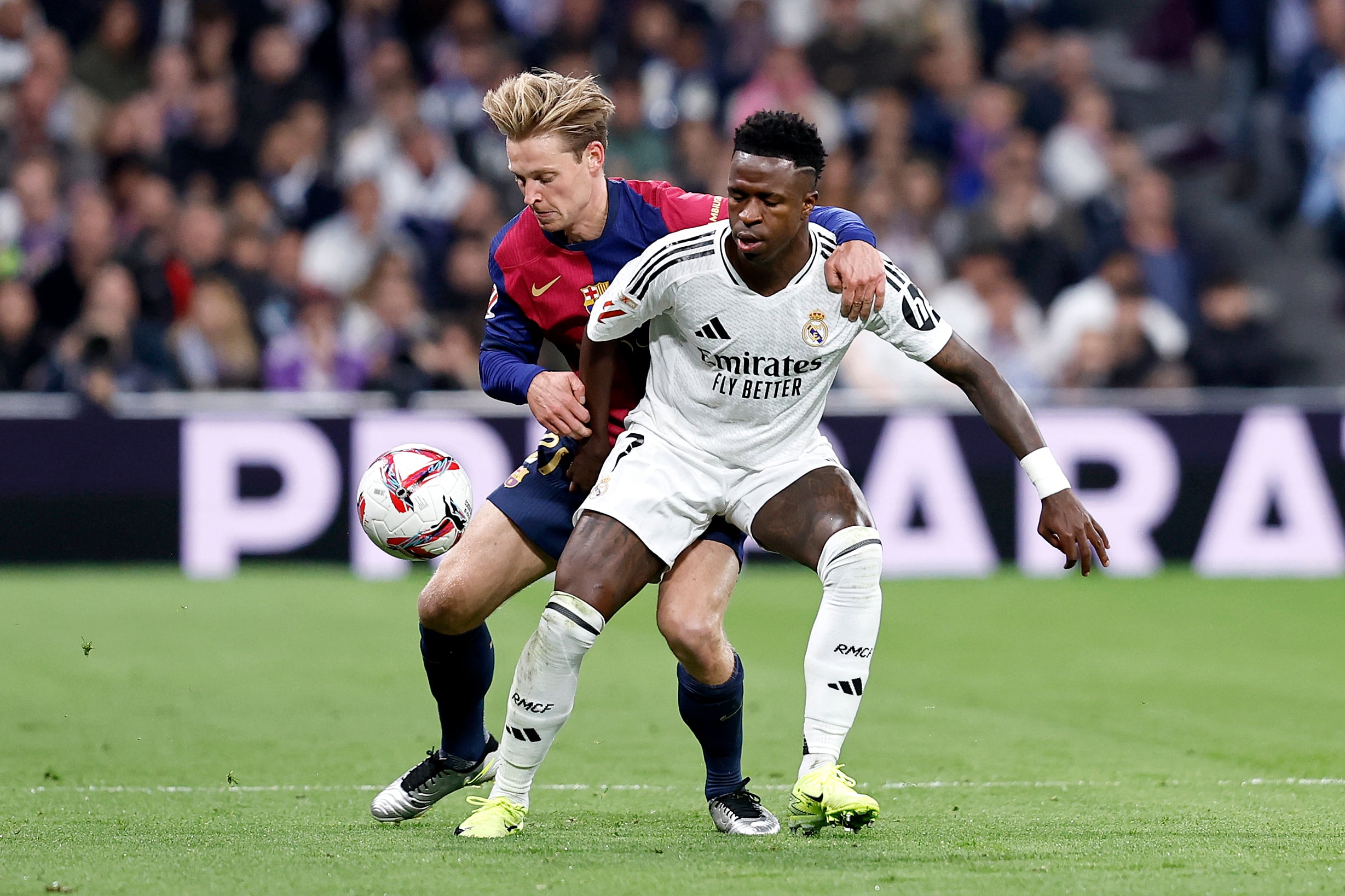 يلعب Frenkie de Jong و Vinicius كرة كلاسيكية لعبت في Bernabéu في 26 أكتوبر.