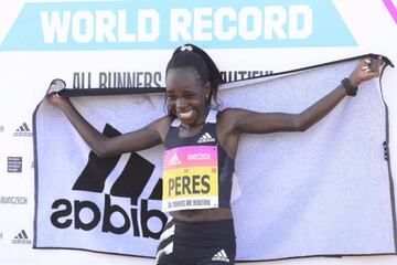 Peres Jepchirchir , tras batir en Praga el r&eacute;cord el mundo femenino de media marat&oacute;n.