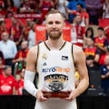 Dzanan Musa posa con el trofeo MVP Movistar del Playoff Final 2024.
