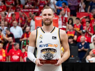 Dzanan Musa posa con el trofeo  MVP Movistar del Playoff Final 2024.