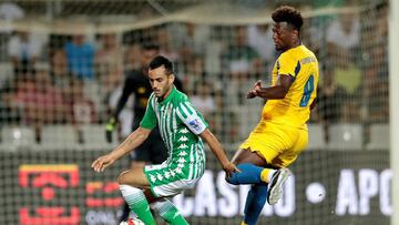 GRAF6722. PORTIMÃO (PORTUGAL), 19/07/2019.- El jugador del Oporto Zé Luís (d) lucha el balón con Juanmi, del Real Betis, durante el partido de la Copa Ibérica que ambos equipos disputan hoy viernes en el estadio Municipa