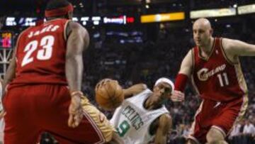 LeBron James y Zydrunas Ilgauskas, junto a Rondo, en un partido durante su etapa en los Cavaliers.