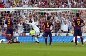 El delantero portugués del Real Madrid Cristiano Ronaldo celebra el gol marcado de penalti ante el FC Barcelona, durante el partido de la novena jornada de Liga de Primera División disputado esta tarde en el estadio Santiago Bernabéu.