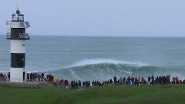 Un surfista surfea la ola del Panchorro durante el Illa Pancha Challenge, campeonato de surf de olas gigantes que se celebra en Ribadeo (Lugo, Galicia).