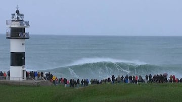 Un surfista surfea la ola del Panchorro durante el Illa Pancha Challenge, campeonato de surf de olas gigantes que se celebra en Ribadeo (Lugo, Galicia).