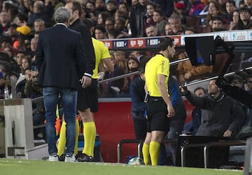 El árbitro del encuentro observa en el VAR la jugada del penalti por mano del jugador de la Real Sociedad Robin Le Normand. 
 