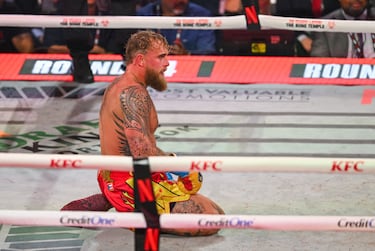 El boxeador e influencer estadounidense Jake Paul es derribado al suelo durante su pelea contra el boxeador británico Anthony Joshua.