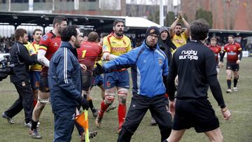 Los jugadores de España protestan al árbitro Iordachescu al término del partido ante Bélgica de clasificación para el Mundial de Rugby de 2019.