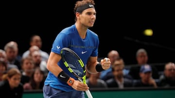 Rafa Nadal celebra un punto ante Pablo Cuevas en el Masters 1.000 de Par&iacute;s.