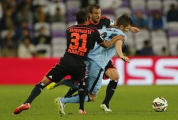 Manchester City's Stevan Jovetic (R) fights for the ball with Hamburg's Ronny Marcos (L) during their friendly soccer match at Hazza bin Zayed Stadium in Al Ain January 21, 2015. REUTERS/Ahmed Jadallah (UNITED ARAB EMIRATES - Tags: SPORT SOCCER)