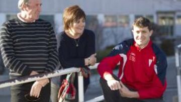 Alberto Solanas, Isabel Moz&uacute;n y su hijo Sergio, en las pistas del Consejo Superior de Deportes. 