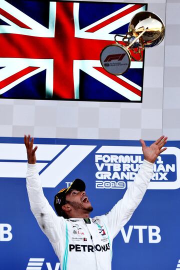 El piloto británico celebra su victoria en Sochi.