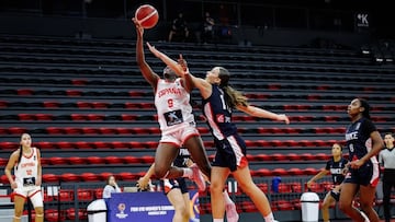 Okafor, pívot de la Sub-16, trata de anotar ante Francia en las semifinales del Europeo.