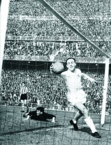 Alfredo Di Stefano durante años fue el máximo goleador de la historia del Real Madrid donde militó once temporadas (1953-1964). Debutó el 23 de septiembre de 1953