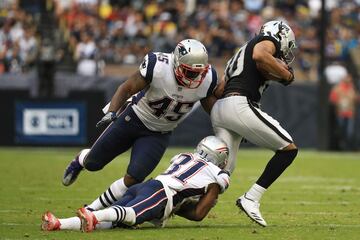 MEXICO CITY, MEXICO - NOVEMBER 19: Jonathan Jones #31 and David Harris #45 of the New England Patriots tackle Seth Roberts #10 of the Oakland Raiders during the second half at Estadio Azteca on November 19, 2017 in Mexico City, Mexico.   Buda Mendes/Getty Images/AFP
== FOR NEWSPAPERS, INTERNET, TELCOS & TELEVISION USE ONLY ==