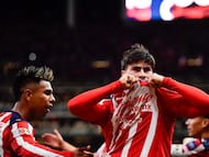 Armando González besa el escudo de las Chivas como forma de festejo por el gol que le anotó al América en el Clásico Nacional celebrado en el Estadio Akron.