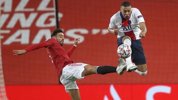 Kylian Mbappé, a la derecha, se lleva el balón ante la entrada de Bruno Fernandes.