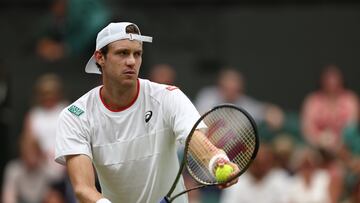 Wimbledon (United Kingdom), 08/07/2023.- Nicolas Jarry of Chile in action durin gthe Men's Singles 3rd round match against Carlos Alcaraz of Spain at the Wimbledon Championships, Wimbledon, Britain, 08 July 2023. (Tenis, España, Reino Unido) EFE/EPA/ADAM VAUGHAN EDITORIAL USE ONLY