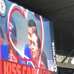 Afición se divierte con la Kiss Cam en el estadio Azteca