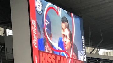 Afición se divierte con la Kiss Cam en el estadio Azteca