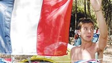 <b>UN CAMPAMENTO INGLÉS Y FRANCÉS. </b> La Eurocopa se vive en todos sitios, como en este campamento situado en Lisboa en el que hinchas franceses e ingleses conviven a la espera de que empiece el torneo.
