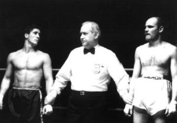 Poli Díaz con el boxeador francés, Roland Leclercq, durante un combate en Madrid en febrero de 1988.
 