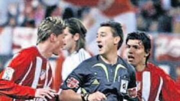 <b>SIN EXPLICACIÓN. </b>Torres y Agüero protestaron la decisión de Daudén.