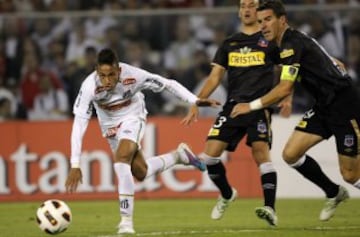 En Copa Libertadores, Santos visitó a Colo Colo. Dentro de sus filas, el elenco brasileño contaba con un joven Neymar, quien hoy es figura en el Barcelona. Aquella vez fue victoria alba por 3-2. Uno de los descuentos para el Peixe lo anotó el delantero.