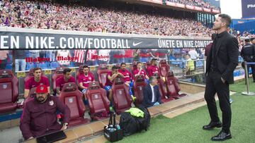 Simeone, junto al banquillo del Calder&oacute;n, en el que lleva cinco a&ntilde;os y medio dirigiendo al Atl&eacute;tico de Madrid.
 