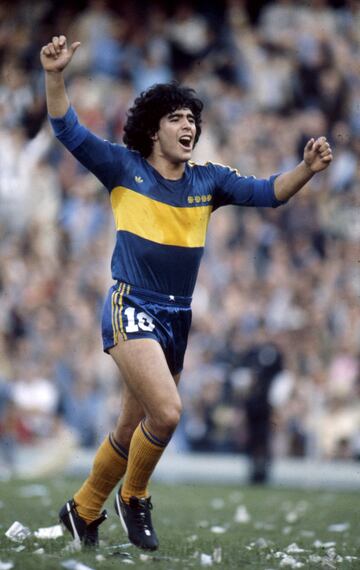 ‘El Pelusa’  jugó en Boca Juniors una campaña (ganando un campeonato metropolitano) tras cinco años deslumbrando al mundo en Argentinos Juniors y, tras jugar en Europa y pasar por Newell’s, acabaría su carrera jugando tres temporadas en el conjunto xeneize (95-97).