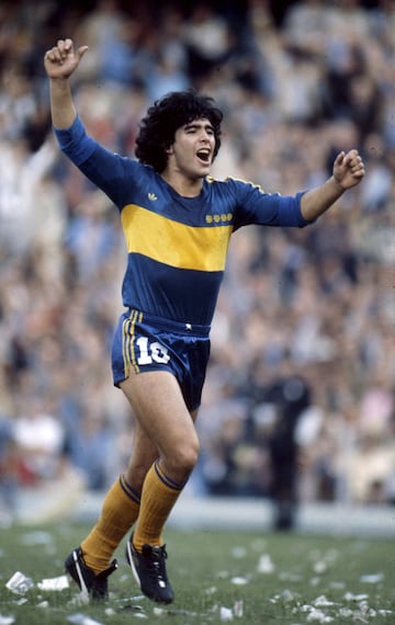 ‘El Pelusa’ jugó en Boca Juniors una campaña (ganando un campeonato metropolitano) tras cinco años deslumbrando al mundo en Argentinos Juniors y, tras jugar en Europa y pasar por Newell’s, acabaría su carrera jugando tres temporadas en el conjunto xeneize (95-97).