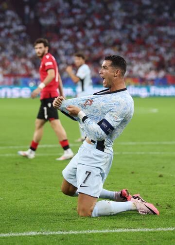 Cristiano Ronaldo de Portugal reacciona sugiriendo un tirón de camiseta durante el partido de la fase de grupos de la UEFA EURO 2024 entre Georgia y Portugal.