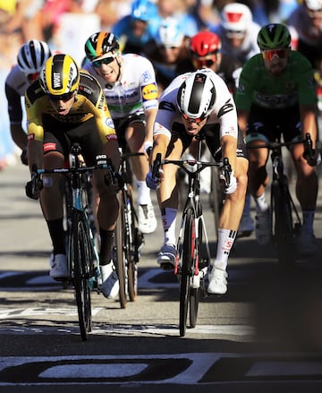 En una etapa ganada por Awout Van Aert, Alaphilippe perdió el liderato tras una penalización de 20 segundos. Adam Yates es el nuevo mailot amarillo y hay 4 colombianos en el top 10: Egan, Nairo, López y Chaves.