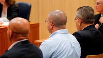 El expresidente del Valencia Juan Soler (d) en el banquillo de la sala de la Ciudad de la Justicia donde se retoma este miércoles el juicio, suspendido en octubre de 2017, contra el y otros tres acusados de urdir, presuntamente, un plan para secues