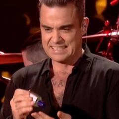 Robbie Williams se desinfecta las manos tras tocar a sus fans
