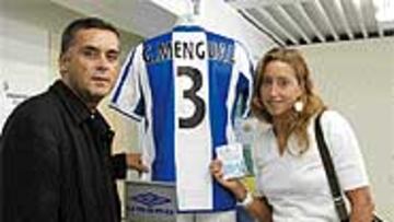 <B>CON EL 3</B>. Gemma lució junto a Joan Collet una camiseta perica con el número de medallas que logró en el Mundial de Natación, ¡tres!