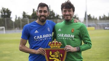 Borja Iglesias y Cristian Álvarez posan con un escudo del Real Zaragoza.