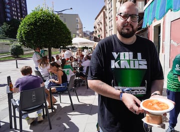 Marmitada, a 3 euros la ración, en la previa racinguista en Tetuán. También hubo música, a cargo de DJ Jonyv & PVillazan.