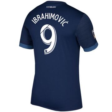 También, la segunda equipación del LA Galaxy se puede adquirir con el nombre y número de Zlatan ibrahimovic. 